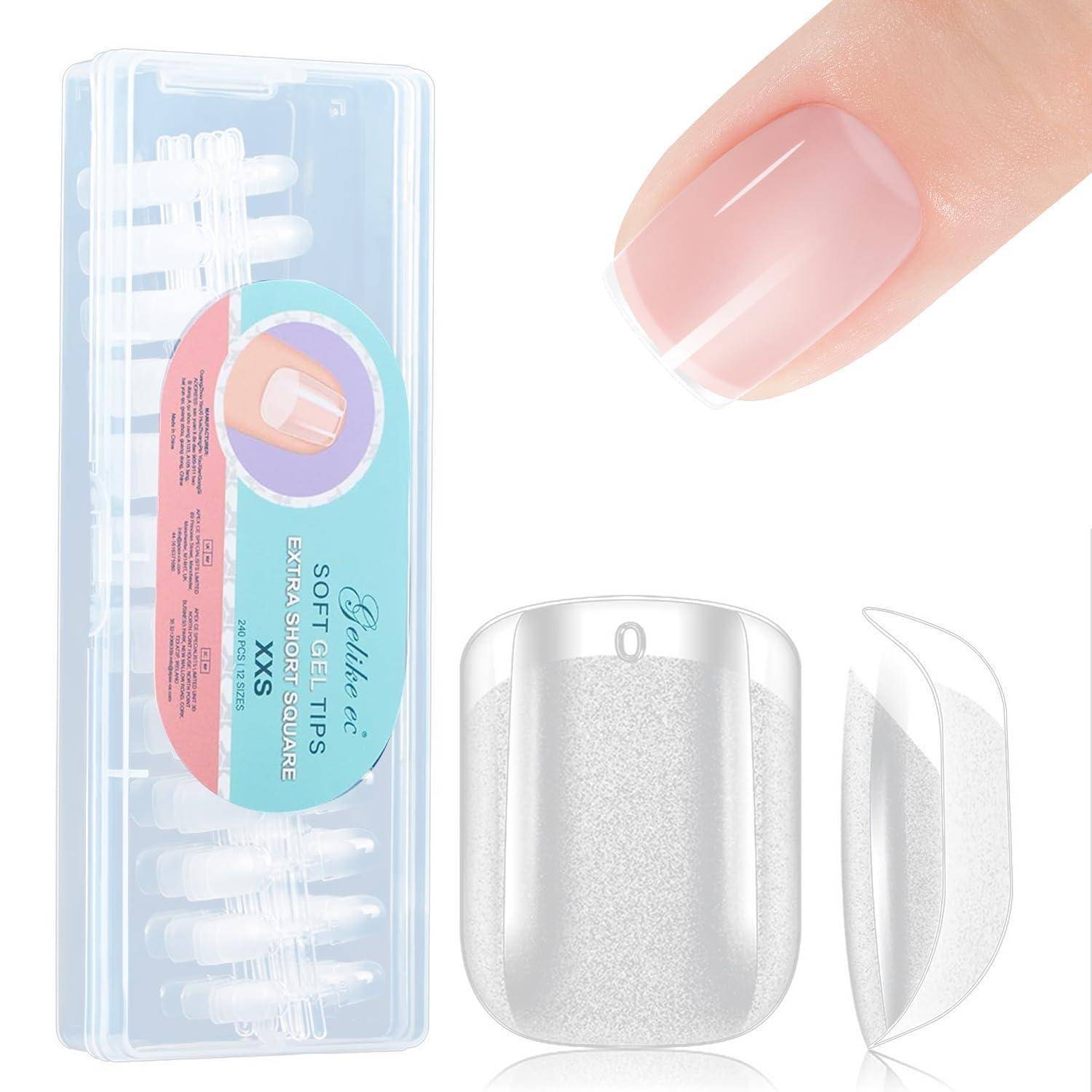 Transparente Kunstnagel-Tipps-Set mit einem Nagel auf einem Finger und mehreren durchsichtigen Nagelstücken in einem Aufbewahrungskoffer, beschriftet mit weiche Spitzen extra kurz quadratisch XXS.