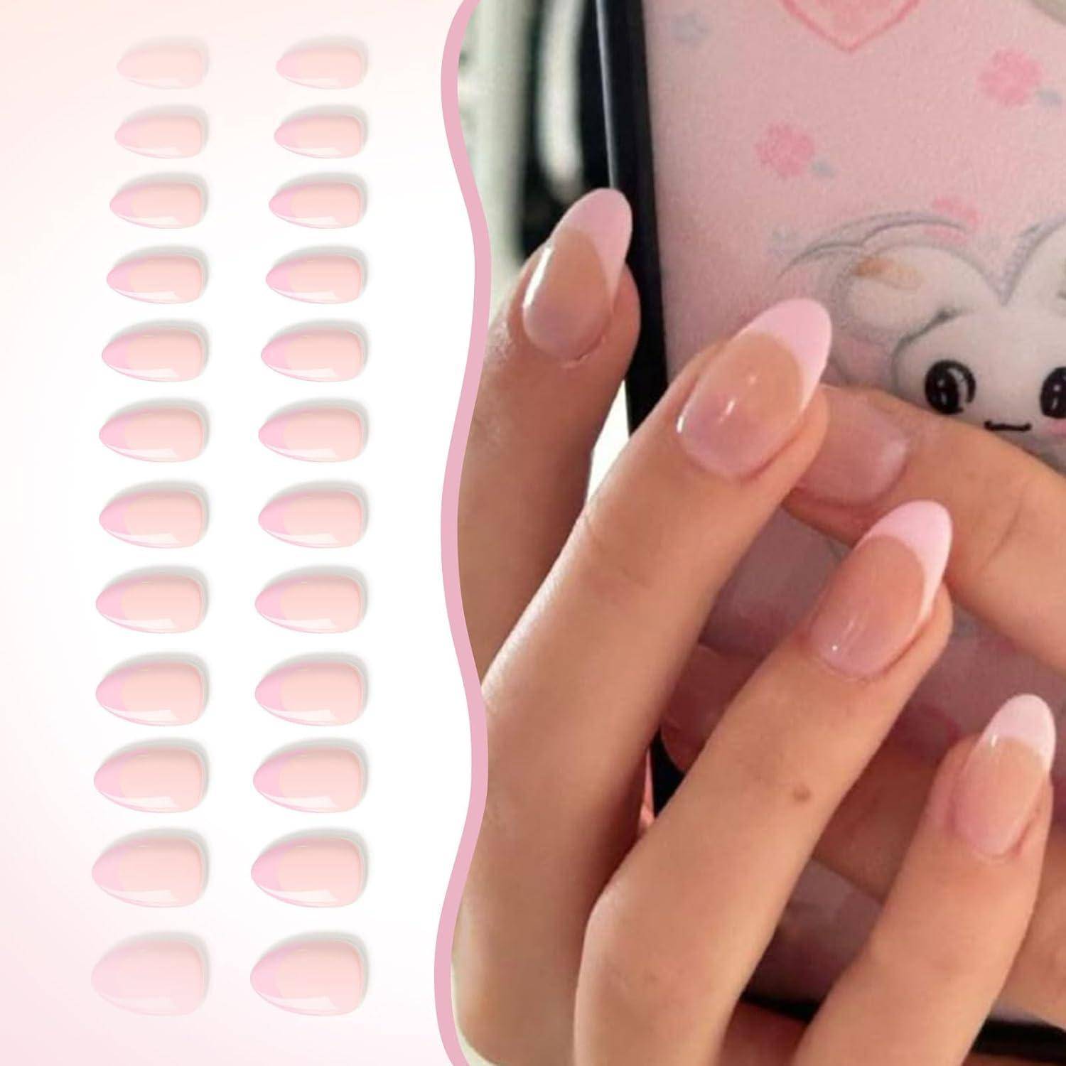 Hand mit langen rosa French-Tip-Nägeln, dargestellt neben einem vertikalen Raster aus passenden aufklebbaren Nagelformen auf weißem Hintergrund.