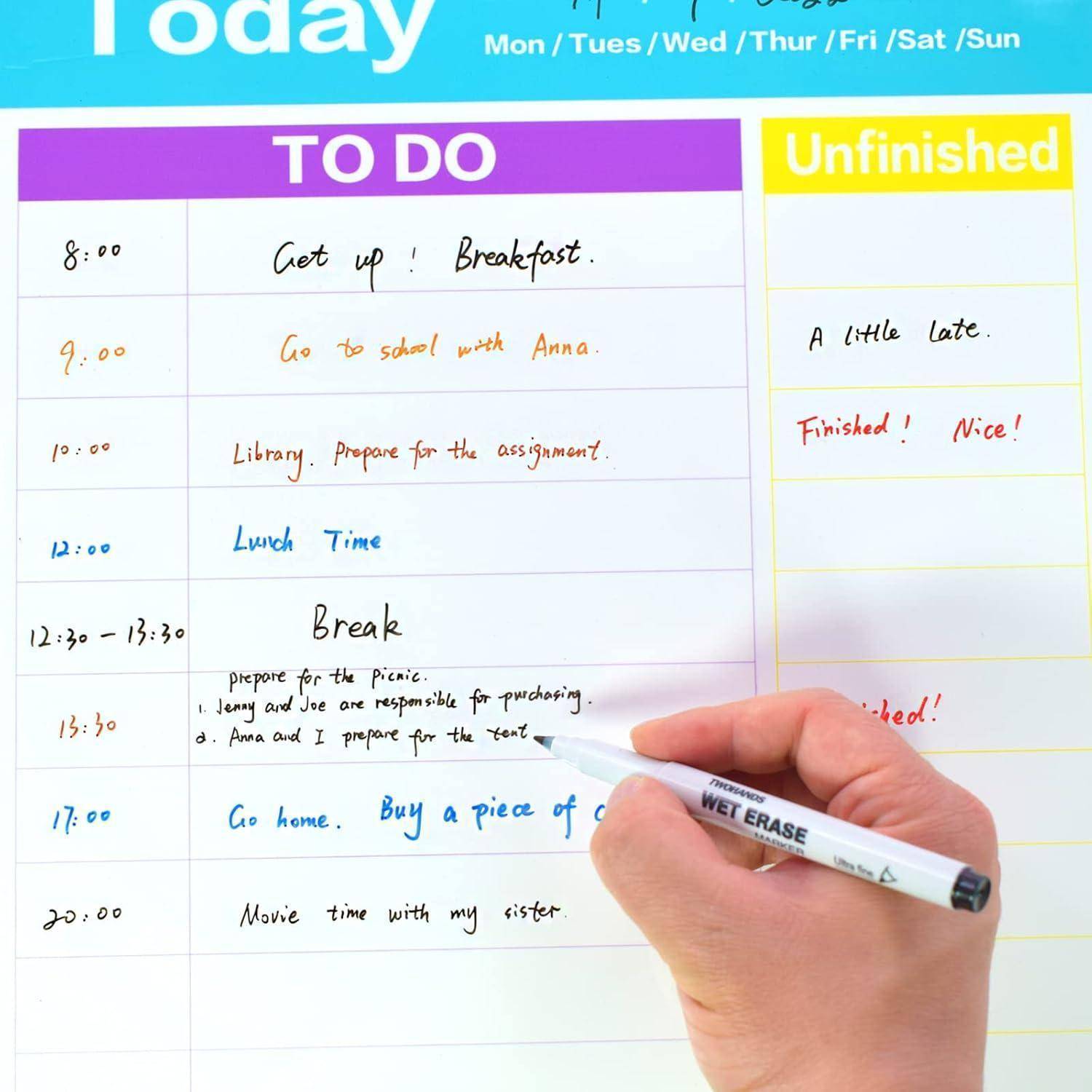 Eine Handschrift füllt einen „Heute"-Planer mit einem To-Do-Plan und einer Spalte „Unvollendetes"" aus, während eine Hand in die Zeile 17:00 schreibt.