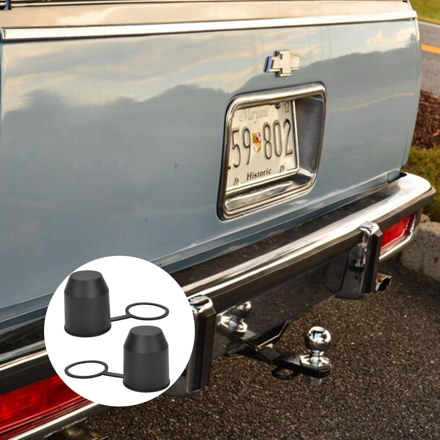 Rückansicht eines hellblauen Chevrolet mit historischem Kennzeichen und Anhängerkupplung, gezeigt mit einer Vergrößerung eines zweiteiligen Kupplungsschloss-Sets.