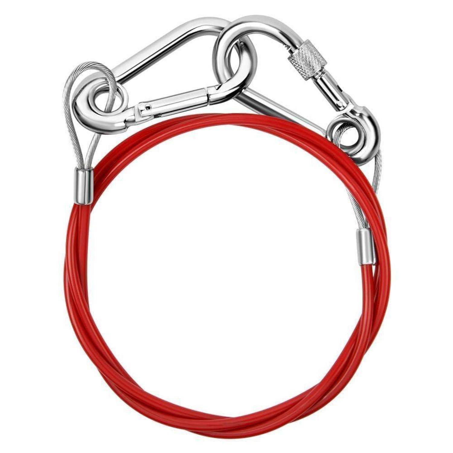 Rote aufgerollte Kabelsperre mit Metallkarabinerhaken auf weißem Hintergrund.