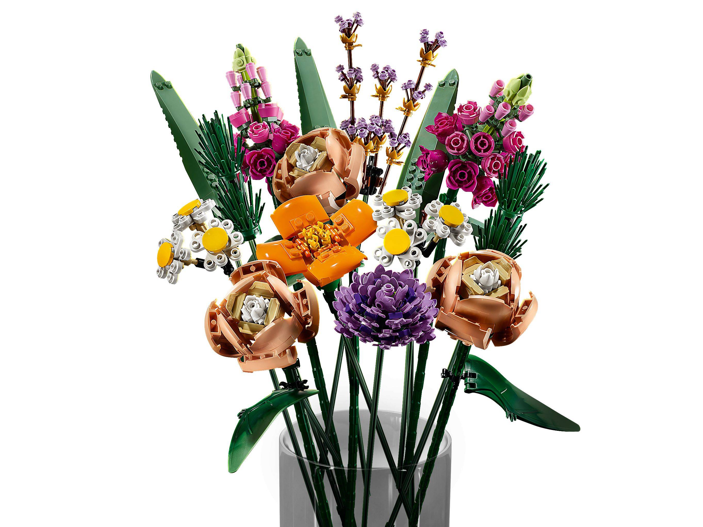 Ein farbenfroher Blumenstrauß im LEGO-Stil in einer klaren Glasvase mit Rosen, Blüten und grünen Blättern auf langen Stielen.