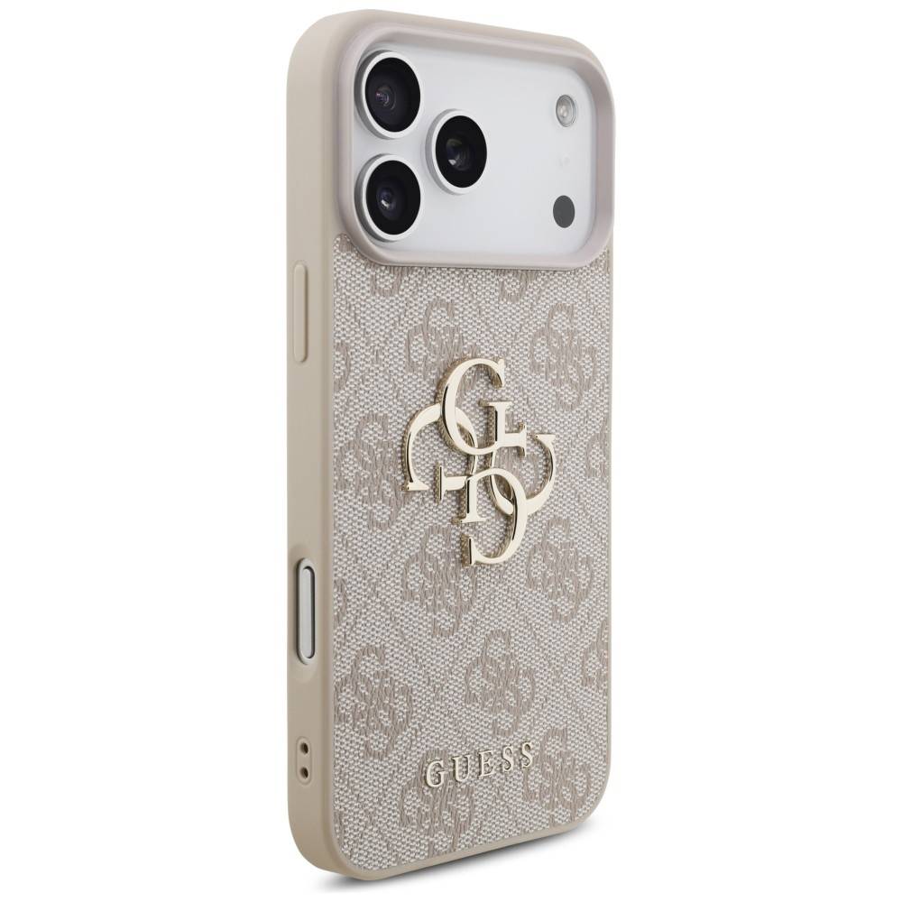 Beigefarbene Guess-Smartphone-Hülle mit erhobenem goldenem Logo, auf weißem Hintergrund dargestellt, mit Aussparung für drei Kameras und Seitentasten.
