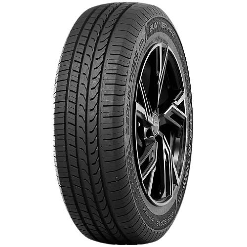 Ein schwarzer Autoreifer mit einem sportlichen Leichtmetallrad wird vor einem einfachen schwarzen Hintergrund gezeigt, in einem Winkel angeordnet, um das Profil und die Reifenflanke zu präsentieren.