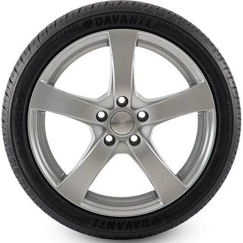 Silbernes fünfspeichiges Autorad mit schwarzem Davanti-Reifen frontal vor dunklem Hintergrund dargestellt.