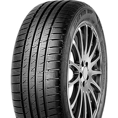 Nahaufnahme eines Autoreifens, der auf einem silbernen Leichtmetallrad montiert ist, mit tiefem Profil und Seitenwandtext „BLUEWIND UHP