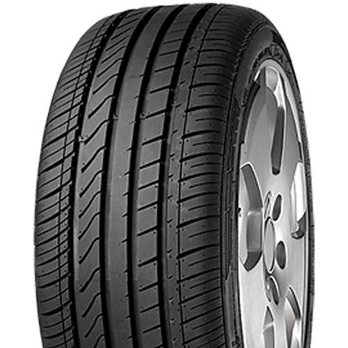 Nahaufnahme eines schwarzen Autoreifens mit Alufelge, dargestellt vor einem einfachen Hintergrund.