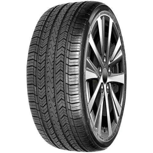 Schwarzer Autoreifen mit Alufelge auf einfachem schwarzen Hintergrund, im Winkel positioniert, um das Profilmuster und das Felgendesign zu zeigen.