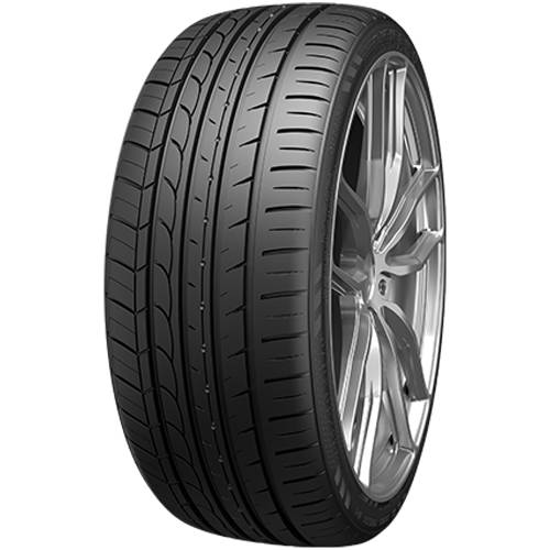 Ein einzelner schwarzer Autoreifen mit einer silbernen Leichtmetallfelge wird auf einfachem schwarzem Hintergrund gezeigt, im Winkel angebracht, um das Profilmuster und die Seitenwand darzustellen.