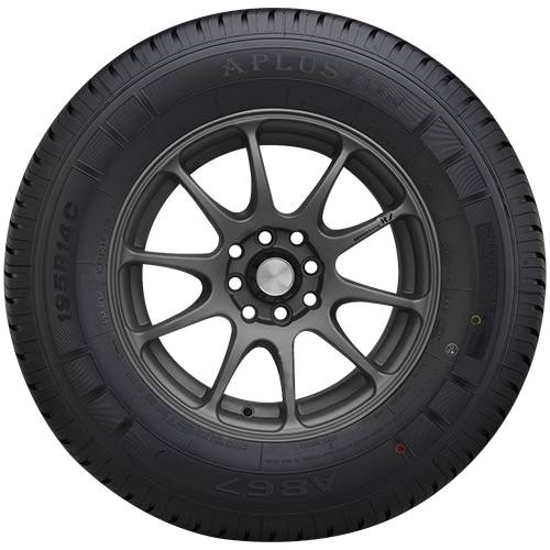Schwarzer Aplus-Autoreifen mit dunklem Leichtmetallrad, frontal gegen schwarzen Hintergrund gezeigt.