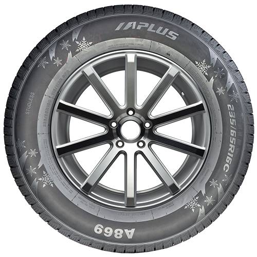 Eine Nahaufnahme eines Winterreifens auf einer Autofelge, mit dem Label „Aplus
