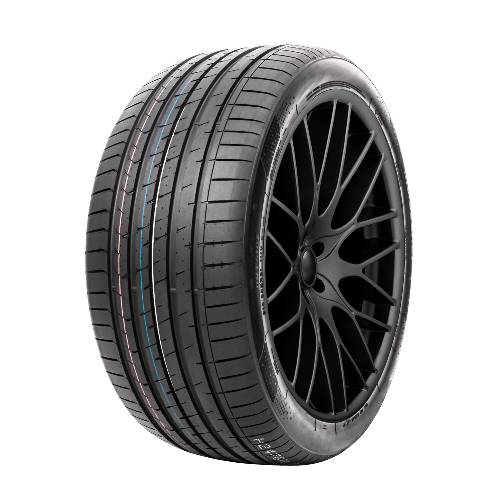 Hochleistungs-Autoreifen in Schwarz mit sportlicher Leichtmetallfelge auf einfachem schwarzem Hintergrund.