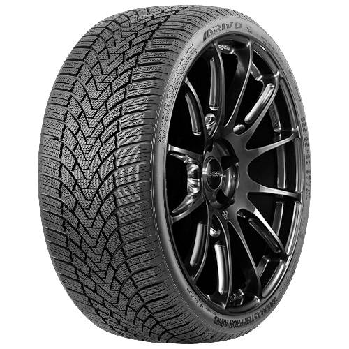 Schwarzer Autoreifen mit tiefem Winterprofil auf einer dunklen Leichtmetallfelge, isoliert auf schwarzem Hintergrund dargestellt.