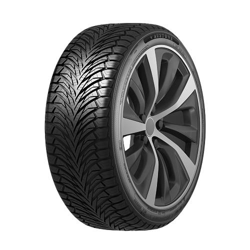 Autoreifen mit Leichtmetallfelge auf schwarzem Hintergrund, in Dreiviertelsicht dargestellt.