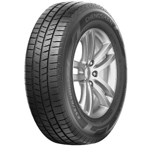 Schwarzer Autoreif mit silberner Leichtmetallfelge, in einem Winkel auf einfachem schwarzem Hintergrund gezeigt.