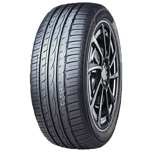 Ein einzelner schwarzer Autoreife mit Alufelge auf schwarzem Hintergrund, in einer produktgestalteten Ansicht dargestellt.