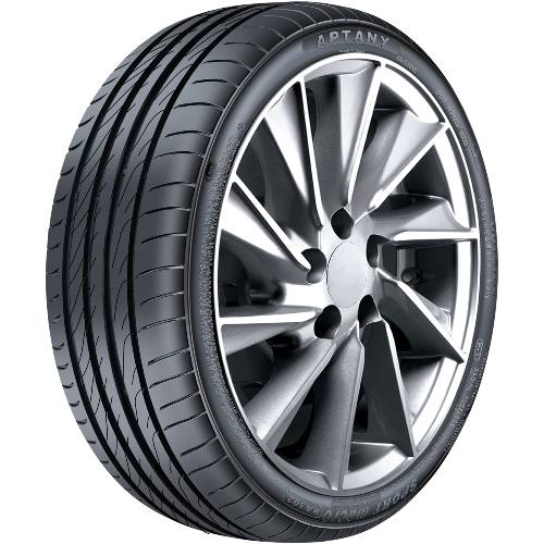 Nahaufnahme eines schwarzen Autoreifens mit silbernem Leichtmetallrad, fotografiert vor einem einfachen dunklen Hintergrund.
