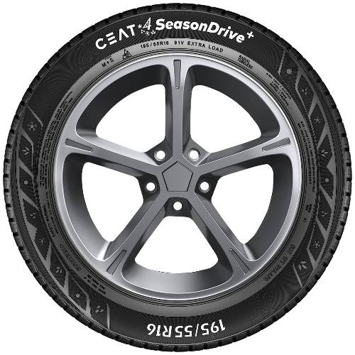 Nahaufnahme eines CEAT SeasonDrive+ Autoreifen mit silberner Leichtmetallfelge, die Größe 195/55 R16 und 91V Extra Load auf der Seitenwand zeigt.