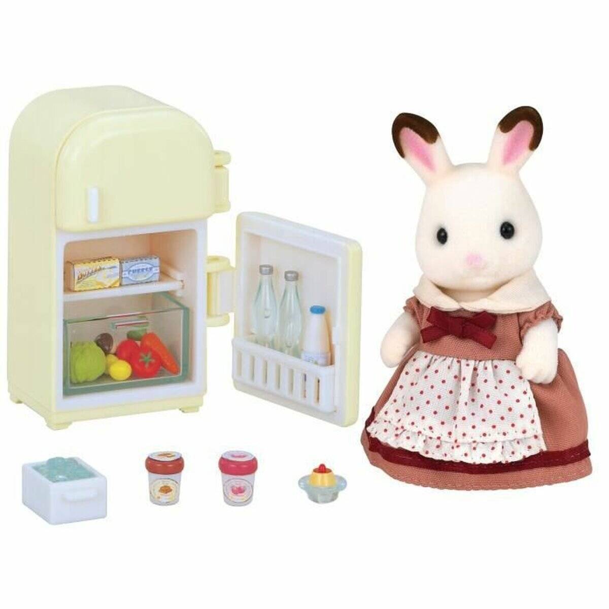 Spielzeughase neben einem offenen Miniaturkühlschrank, gefüllt mit winzigen Lebensmitteln und Flaschen, mit kleinen Zubehörgläsern und einer Schüssel davor.