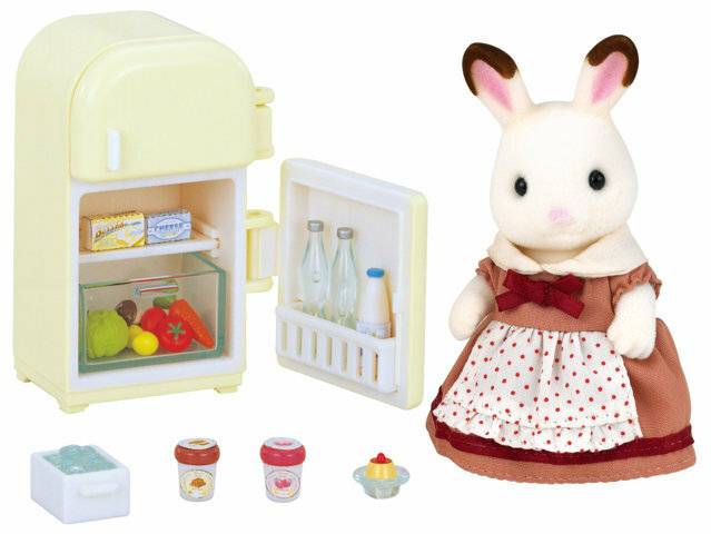 Plüsch-Kaninchen in einem Kleid neben einem offenen Miniatur-Kühlschrank, der mit winzigen Lebensmitteln und Getränken gefüllt ist.