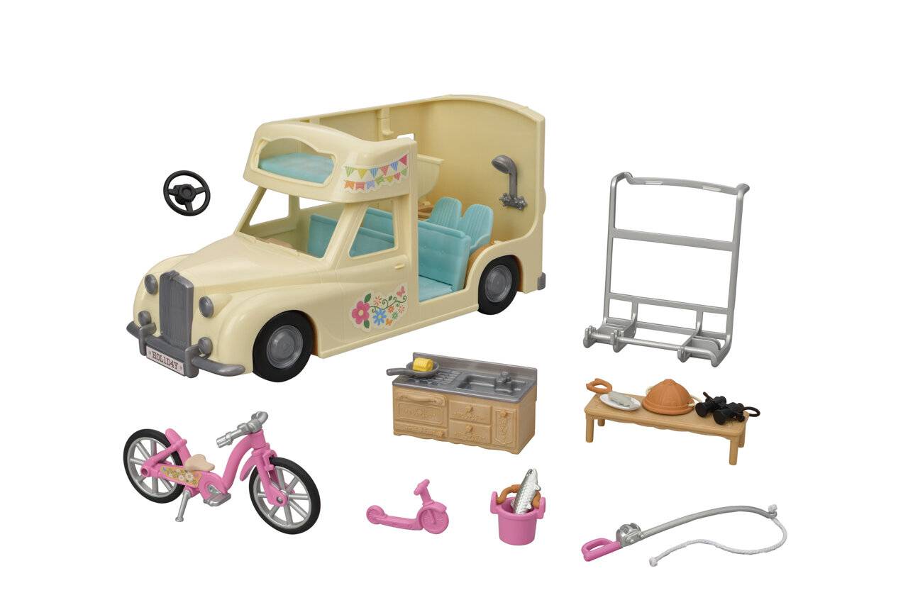 Spielzeug-Wohnmobil-Set mit Zubehör, einschließlich eines rosa Fahrrads, eines Tretrollers, einer Spüleinheit, eines Tisches, eines Gestells, eines Schlauchs, eines Lenkrads und kleiner Gegenstände.