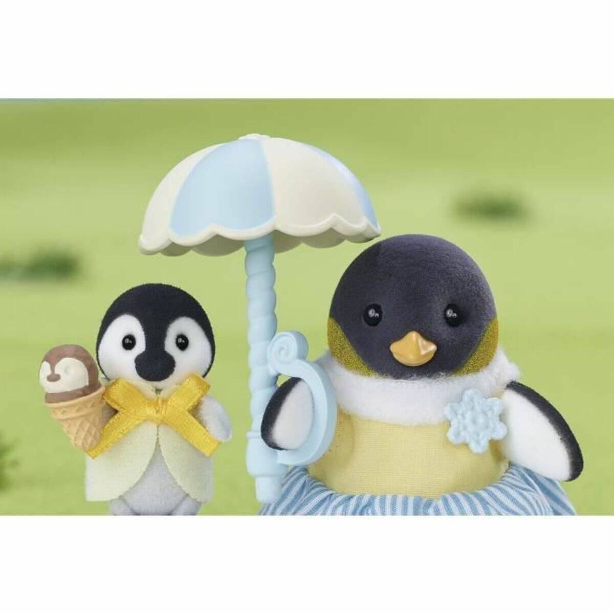 Zwei kuschelige Pinguin-Figuren auf hellgrünem Hintergrund, eine kleine hält ein Speiseeis und eine größere unter einem Pastellschirm.