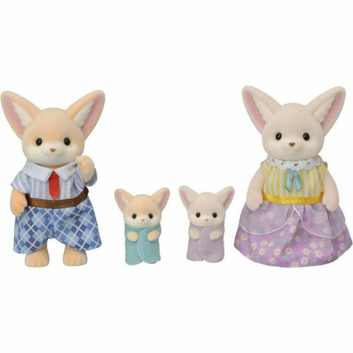 Vier Spielzeugfuchsfigurinen auf weißem Hintergrund: ein großer angezogener Fuchs in blauer Kleidung und roter Krawatte, zwei kleine Pastellfüchse und ein großer Fuchs in gelbem Oberteil und violettem Rock.
