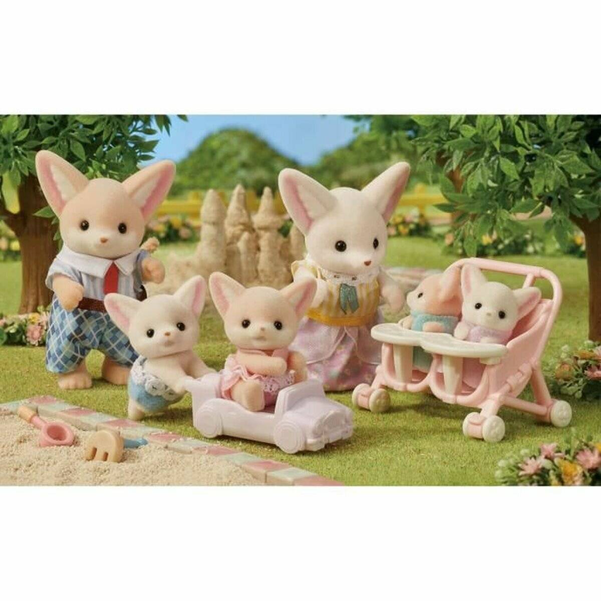 Vier Spielzeug-Kaninchenfiguren mit Babyhäschen in einer Gartenszene; zwei Erwachsene stehen hinter zwei sitzenden Häschen, und zwei Babys sitzen in einem Kinderwagen.