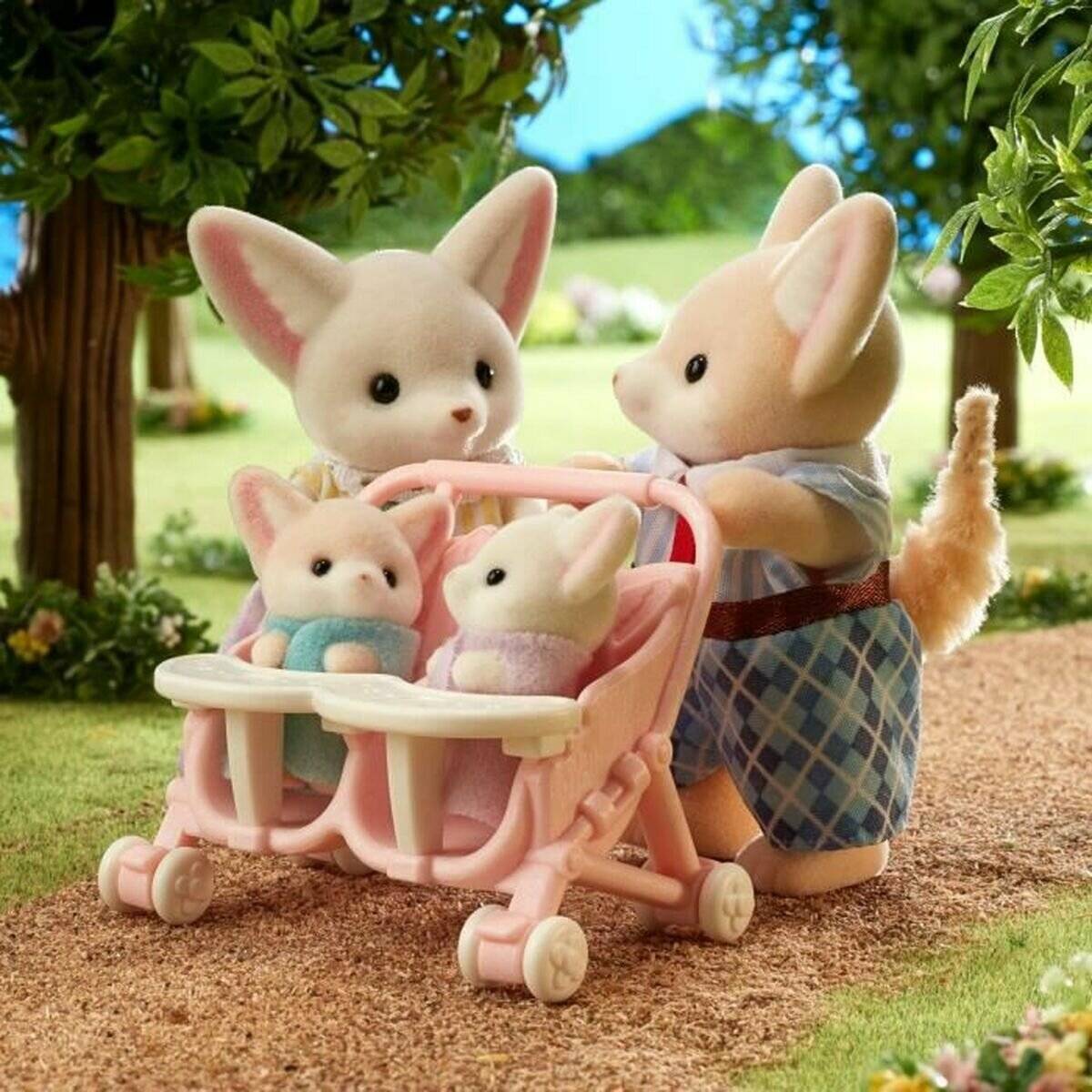Vier Spielzeugkaninchen stehen um einen rosa Kinderwagen mit zwei Babykaninchen herum, der auf einem Gartenweg im Freien steht.