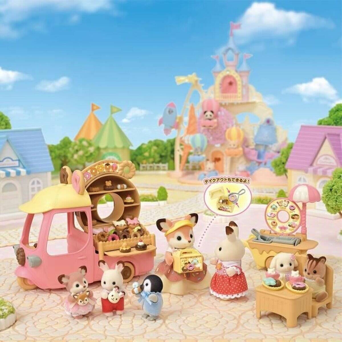 Miniatur-Tierfiguren versammeln sich um einen rosa Gebäckwagen und einen Dessertstand in einem skurrilen Spielzeugdorf in Pastellfarben, mit einem Schloss im Hintergrund.