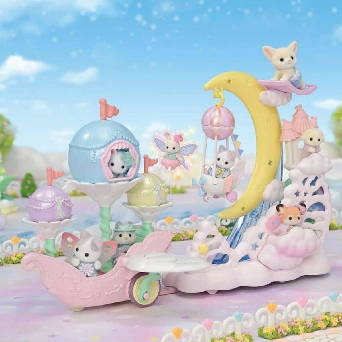 Pastellfarbenes Fantasy-Spielzeugdisplay mit kleinen Tierfiguren auf einem Mond- und Wolken-Fluggerät, kuchenähnlichen Autos und blauem Himmel-Hintergrund.