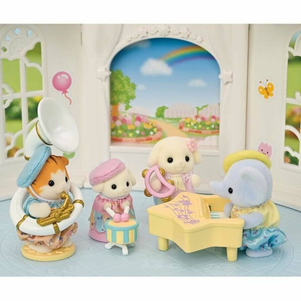 Vier bunte Tierfiguren spielen Musik in einem Pastellzimmer: eine mit einem Saxophon, eine an einem Keyboard, und zwei schauen in der Nähe einer Gartenkulisse zu.
