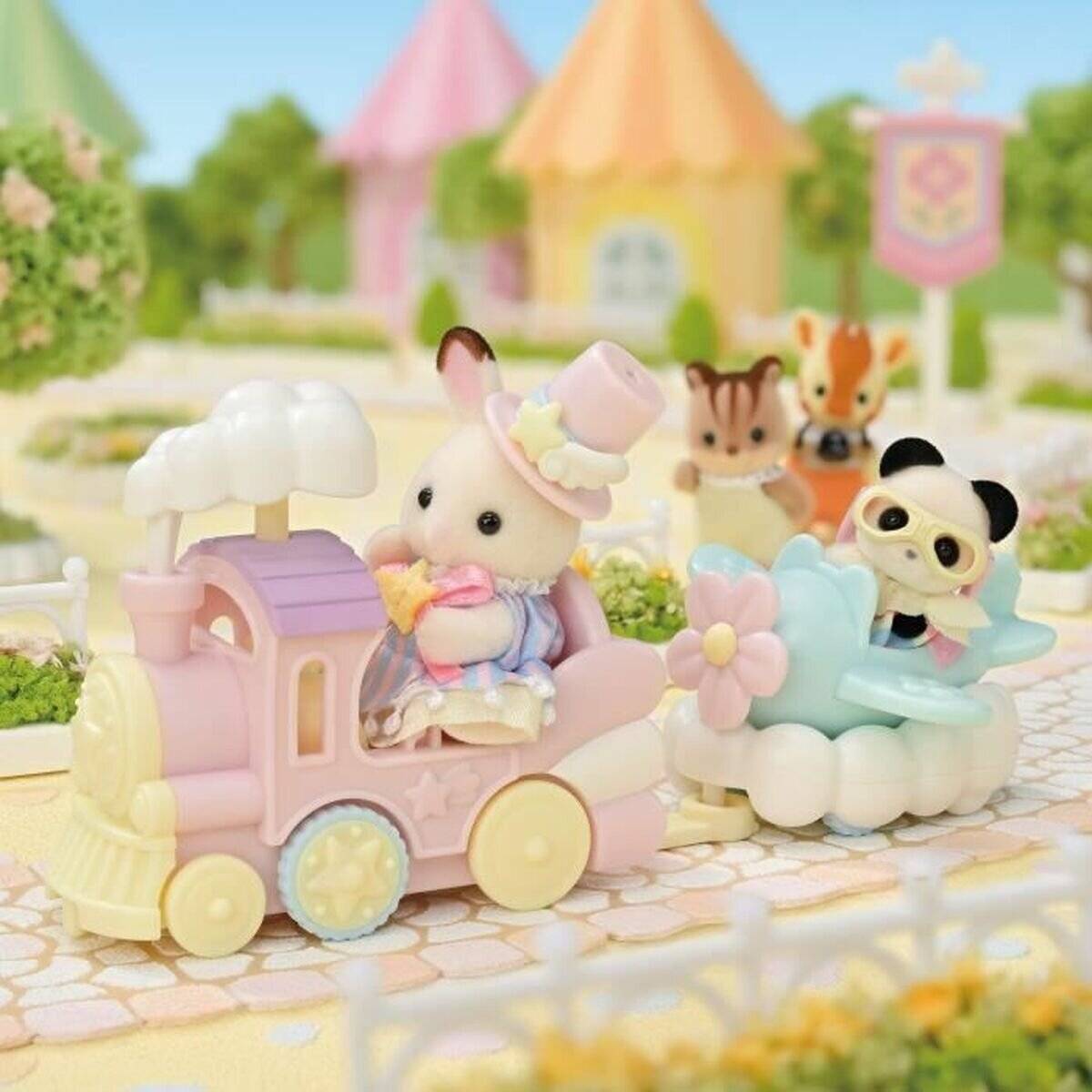 Pastellfarbene Spielzeugtiere fahren in einem kleinen Zug im Freien, mit einem Kaninchen vorne und einem Panda hinten, in einer fantasievollen Gartenumgebung.