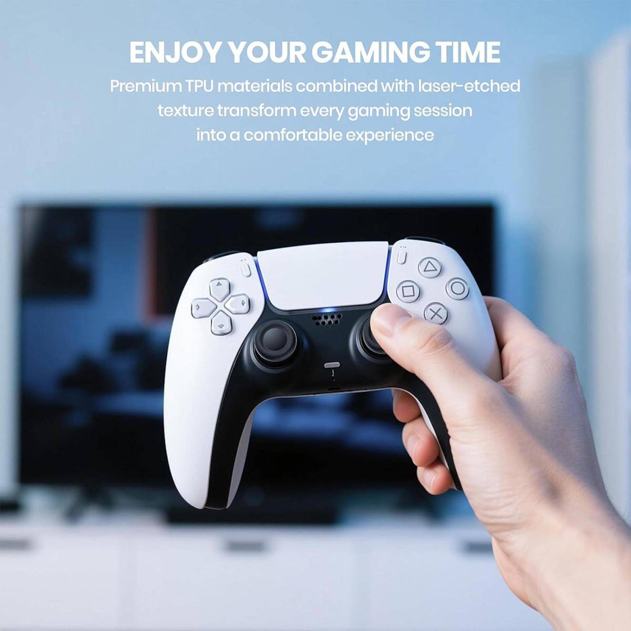 Hand halten einen weißen PlayStation-Spiele-Controller vor einem Fernseher, mit Text, der 