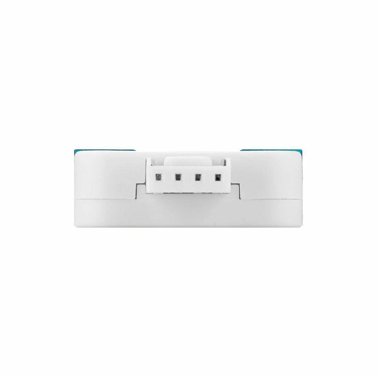 Weiße rechteckige elektrische Vorrichtung mit einem zentralen Vier-Schlitz-Stecker auf einem neutralen Hintergrund.