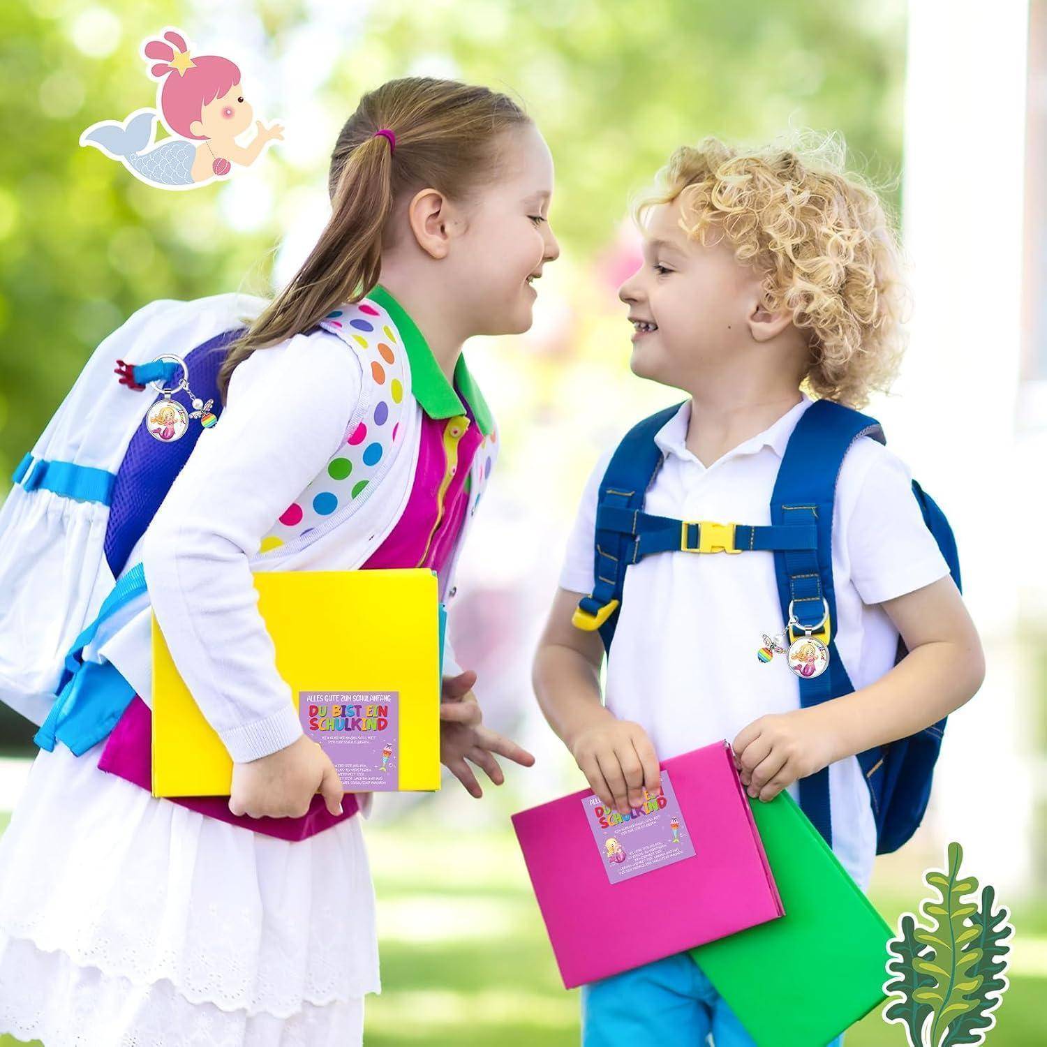 Zwei kleine Kinder in farbenfrohen Schuluniformen lächeln sich gegenseitig ins Gesicht, während sie Mappen und Rucksäcke halten, was auf den ersten Schultag hindeutet.