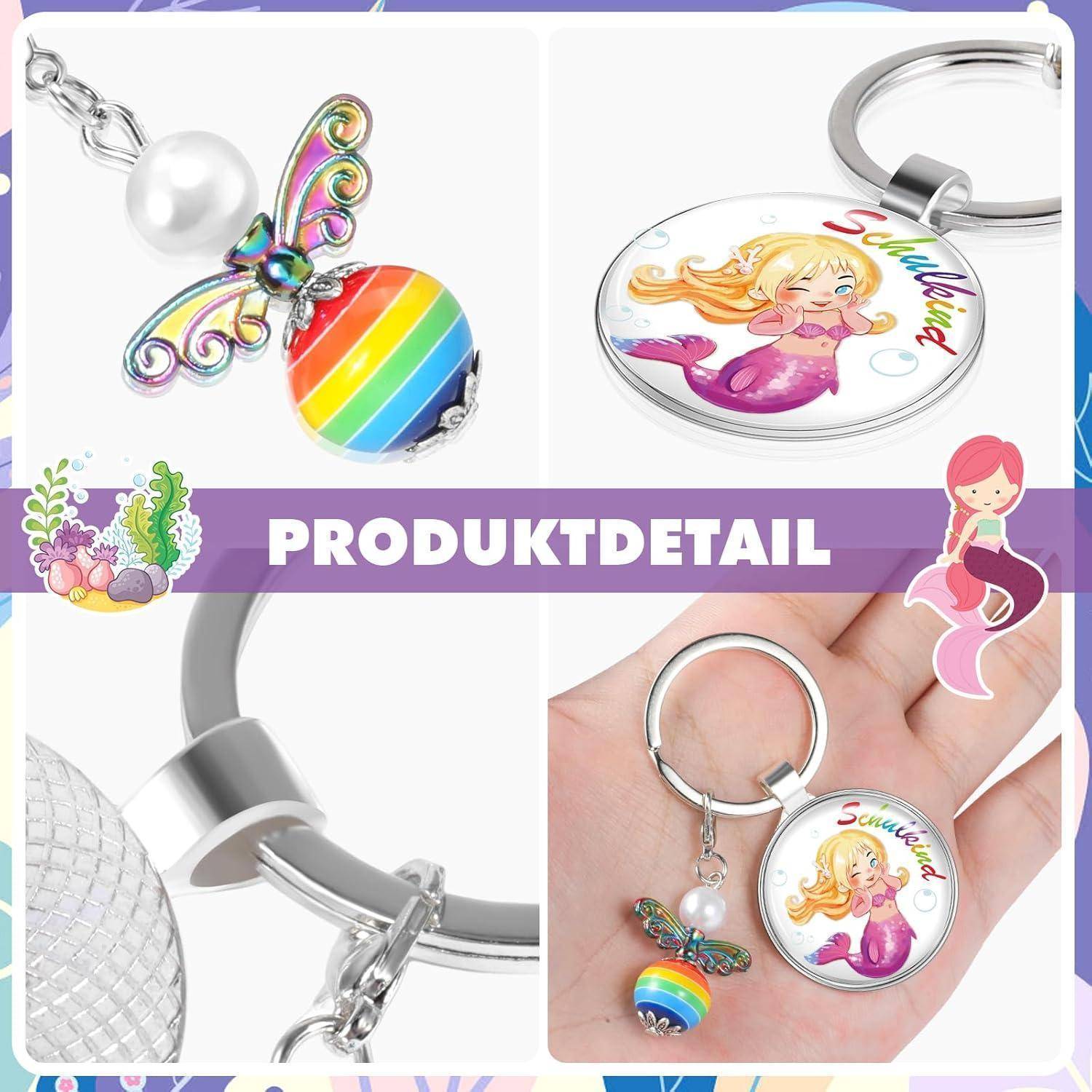 Collage von Meerjungfrau-Themen-Schlüsselanhängern und Charms, einschließlich einer regenbogenfarbigen geflügelten Perle und einem runden Charm mit einer Cartoon-Meerjungfrau und dem Wort 'Schlüsselkind'.