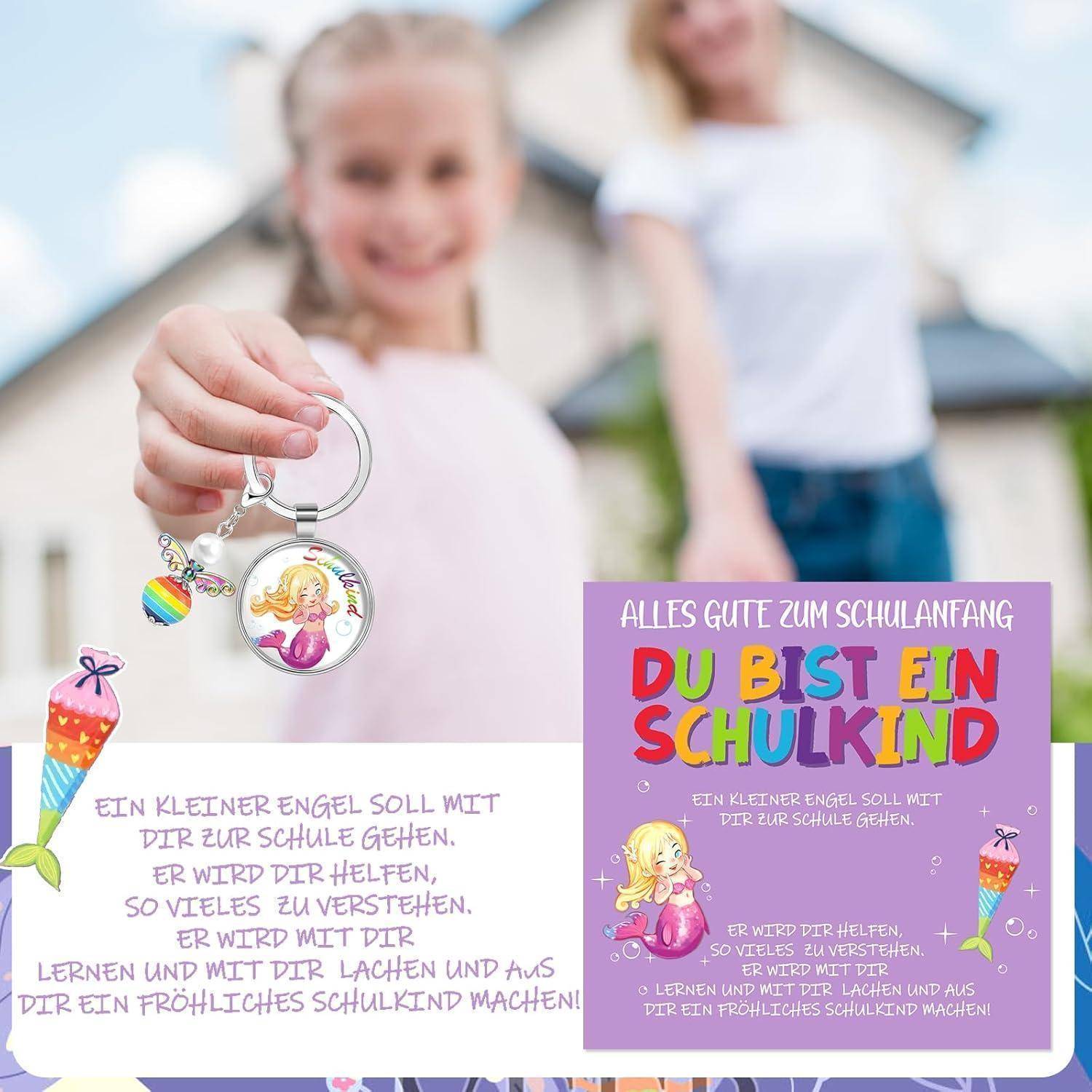 Ein lachendes Kind hält einen Schulschlüsselanhänger vor einem Haus hoch; das deutsche Plakat sagt „Du bist ein Schulkind
