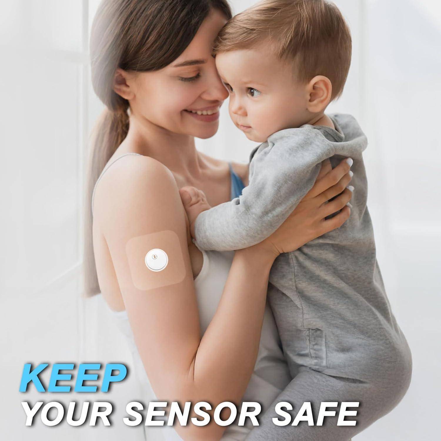 Mutter, die ein Baby hält, mit einem kreisförmigen Sensorpflaster auf dem Oberarm, zusammen mit dem Text „HALTEN SIE IHREN SENSOR SICHER".
