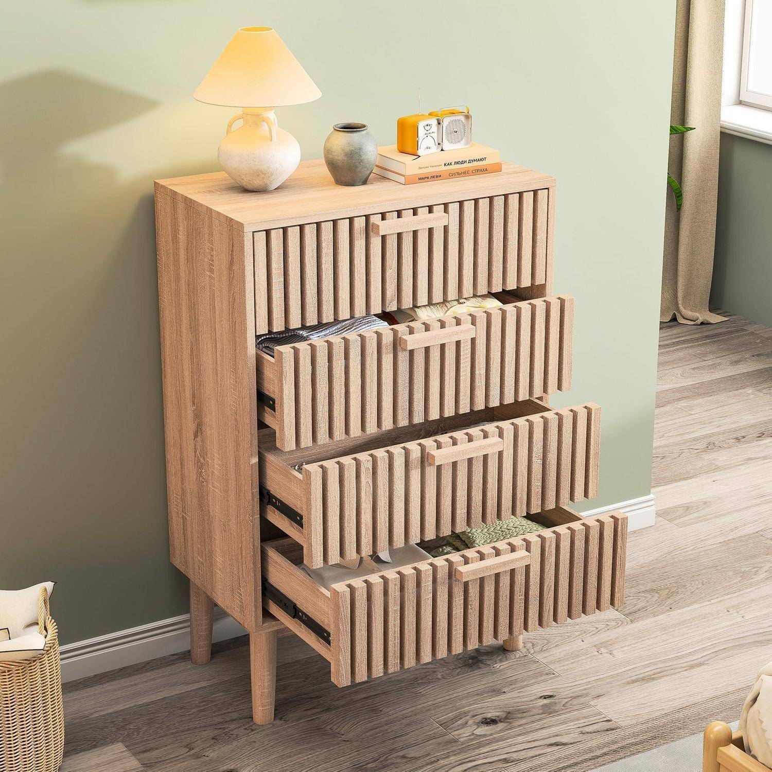 Holztruhe mit vier offenen Schubladen in einem Zimmer, oben mit einer Lampe und kleiner Dekoration.