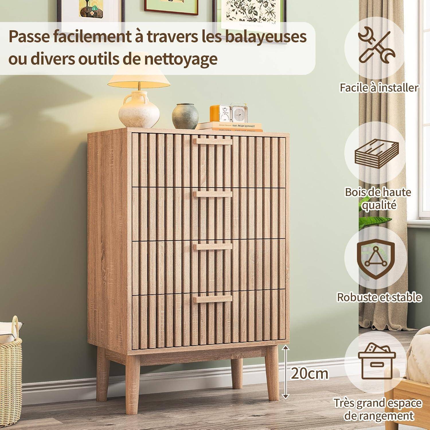 Holzschrank mit Lamellentüren und vier Schubladen, gezeigt in einem Zimmer; der Text hebt einfache Montage, hochwertiges Holz, Stabilität und 20 cm Stauraum hervor.
