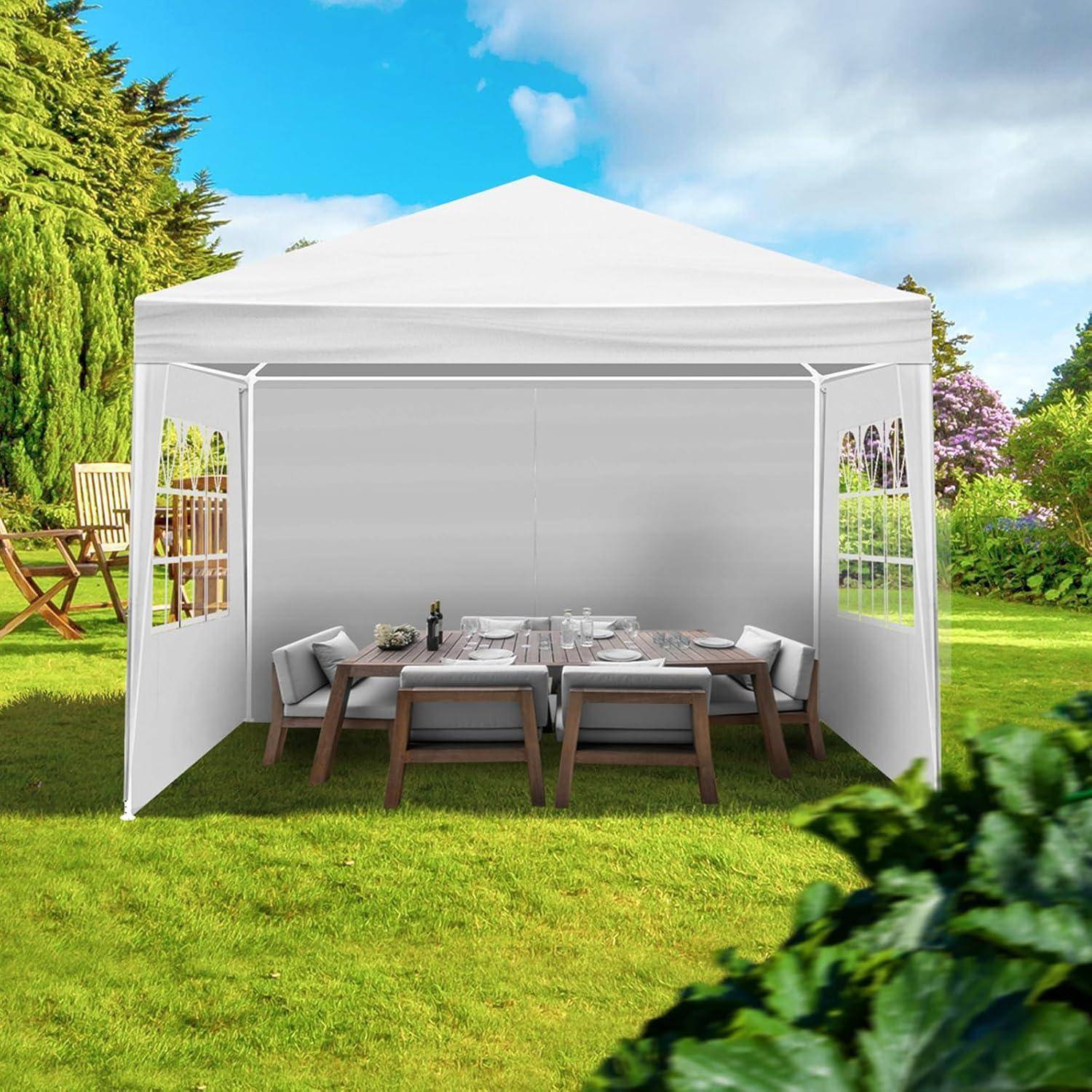 Weißes Gartenpavillondach im Freien in einem Garten, das eine Terrassen-Essgarnitur mit Stühlen und Tisch auf Rasen umschließt.