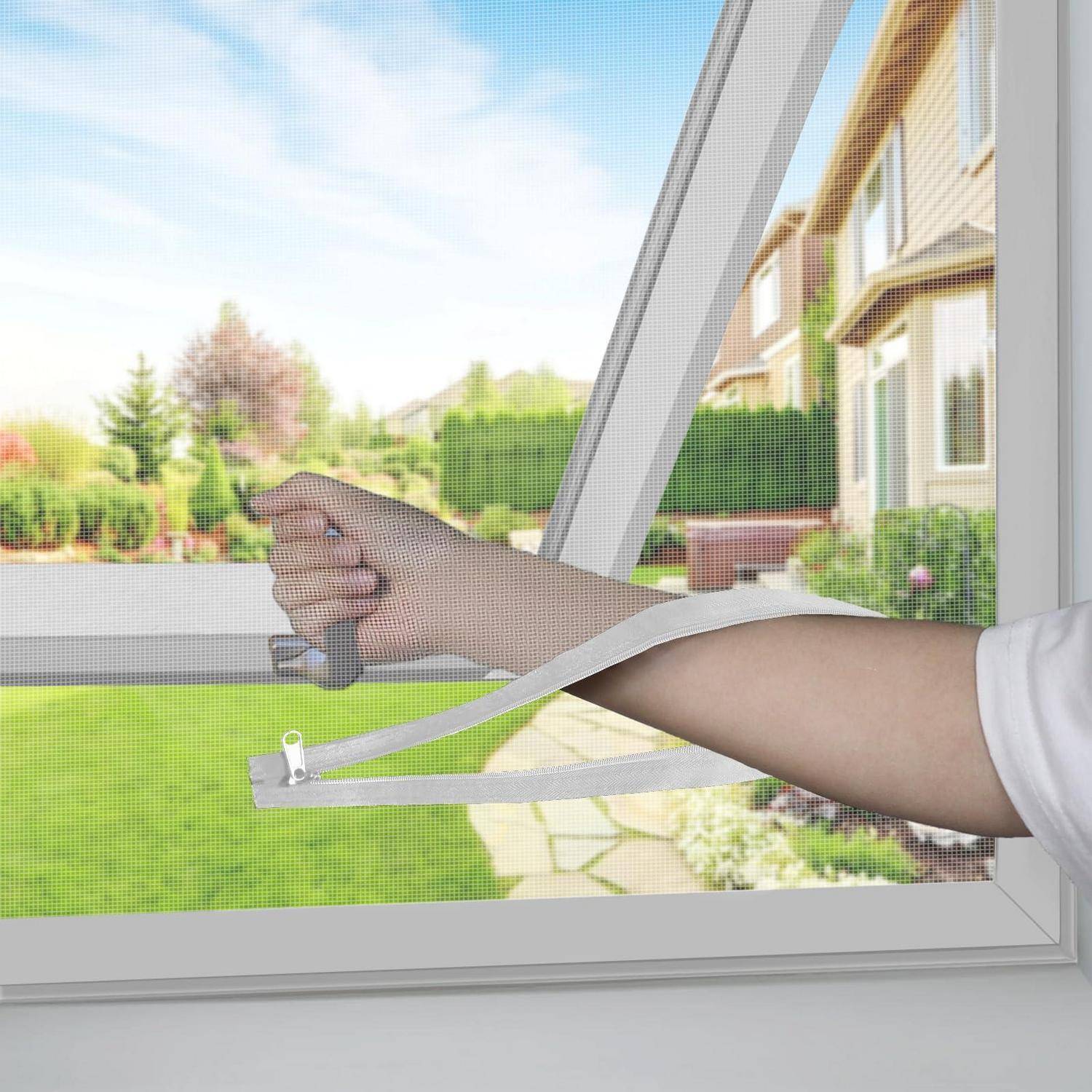 Eine Person benutzt ein Fensterbildner-Werkzeug, um ein Maschengewebe-Fenster zu rollen und in einem offenen Fenster zu sichern, mit einem Vorstadtgarten und Haus außerhalb.
