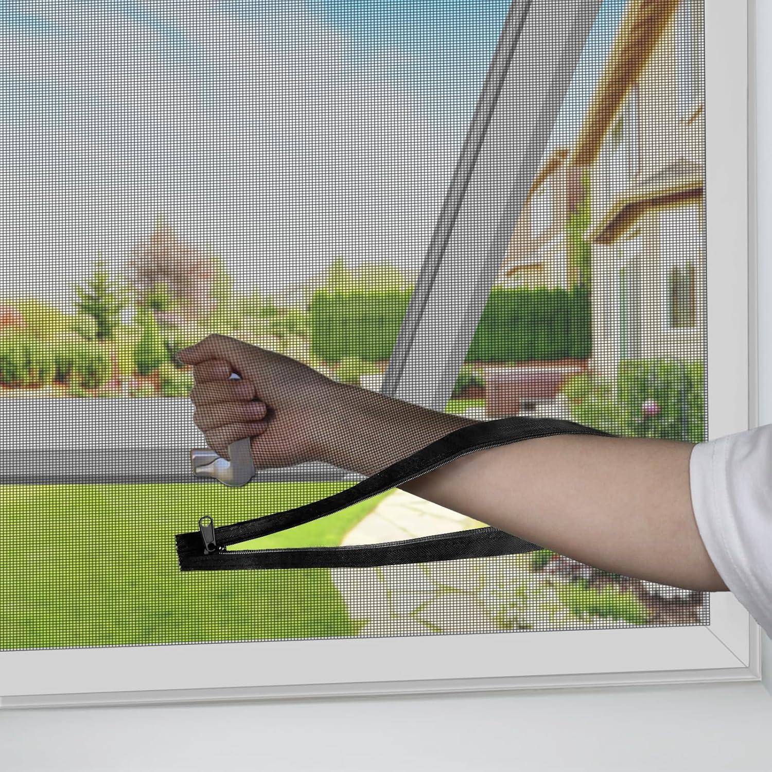 Hand öffnet einen Fensterfliegengitter-Reißverschluss, wobei das Gitter auseinandergezogen wird, um eine Öffnung im Netz zu schaffen.