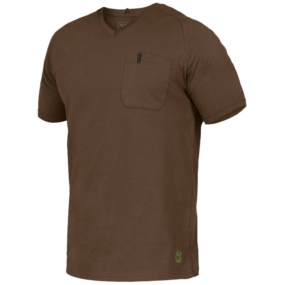 Braunes kurzärmliges V-Ausschnitt-T-Shirt mit Brusttasche und kleinem Logo nahe dem Saum, auf weißem Hintergrund abgebildet.