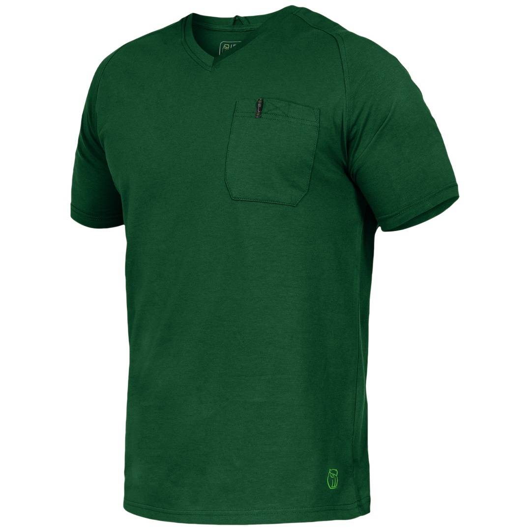 Dunkelgrünes V-Ausschnitt-T-Shirt mit Kurzarm und Brusttasche, isoliert auf weißem Hintergrund dargestellt.