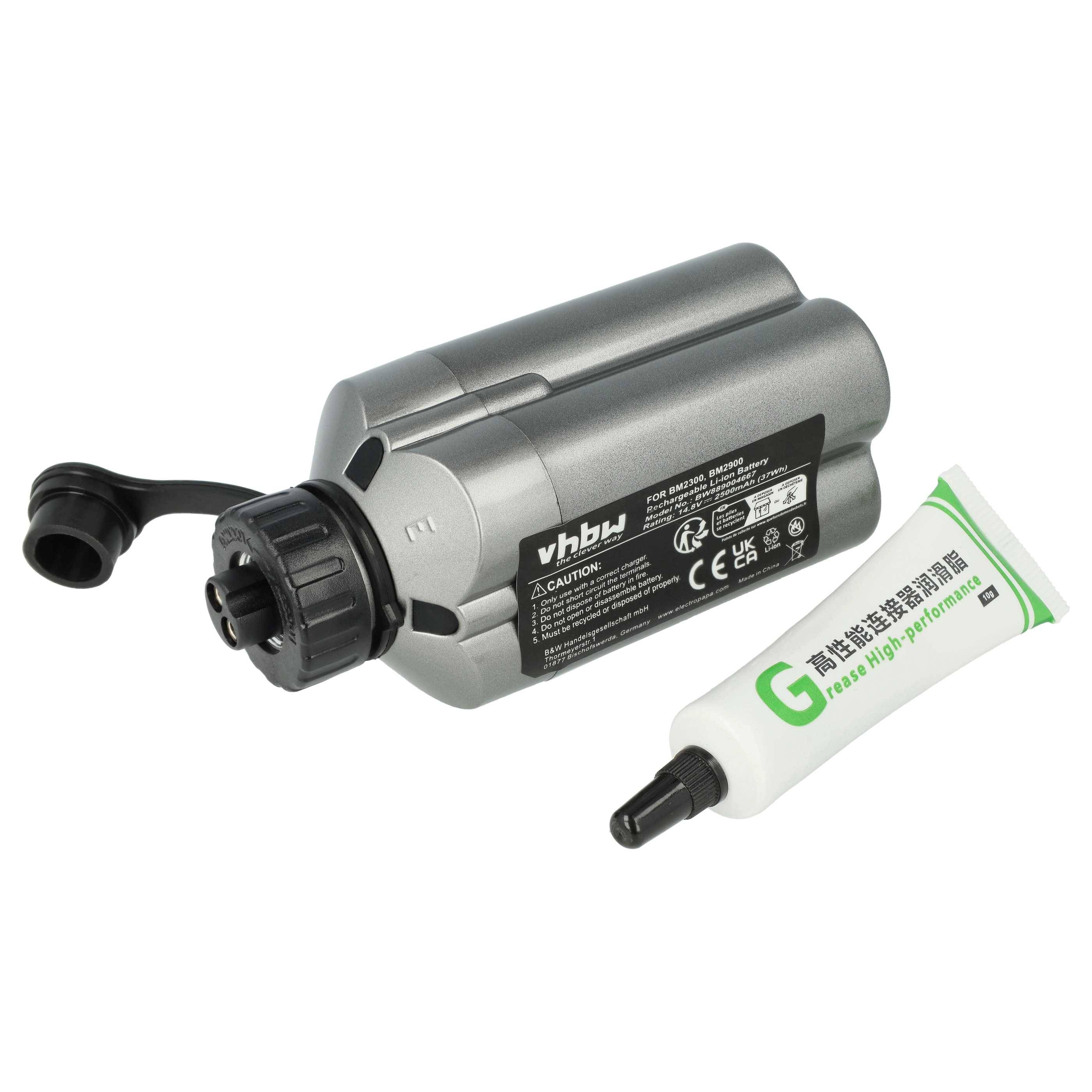 Wiederaufladbares Silber-Akkupack mit schwarzem Stecker und einer Tube Wärmeleitpaste auf weißem Hintergrund.
