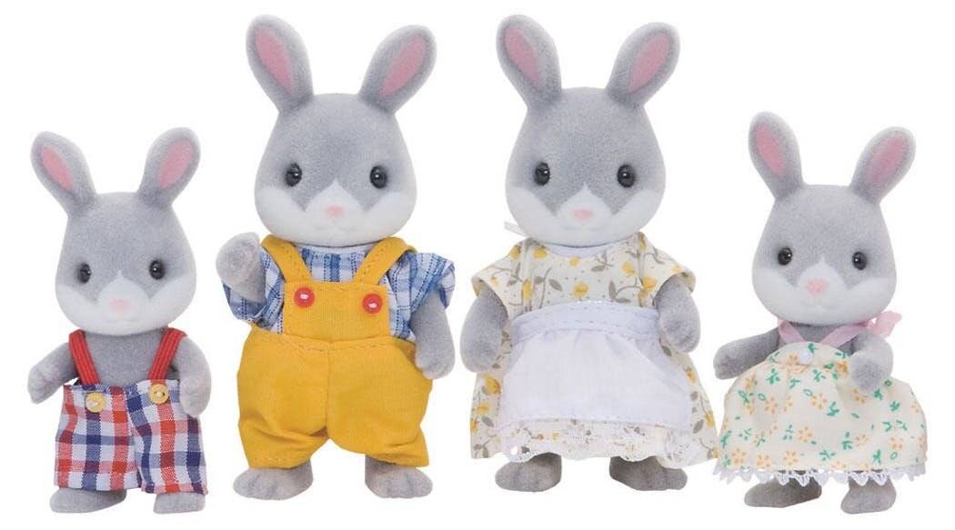 Vier graue Kaninchen-Plüschtiere in verschiedenen Outfits: Latzhose, gelbe Shorts, ein Kleid mit Schürze und ein Blumenkleid.