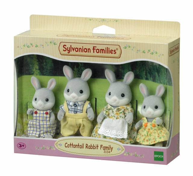 In einer Schachtel verpacktes Sylvanian Families 'Cottontail Rabbit Family' Set mit vier Kaninchenfiguren in Kleidung, gezeigt in Einzelhandelverpackung.