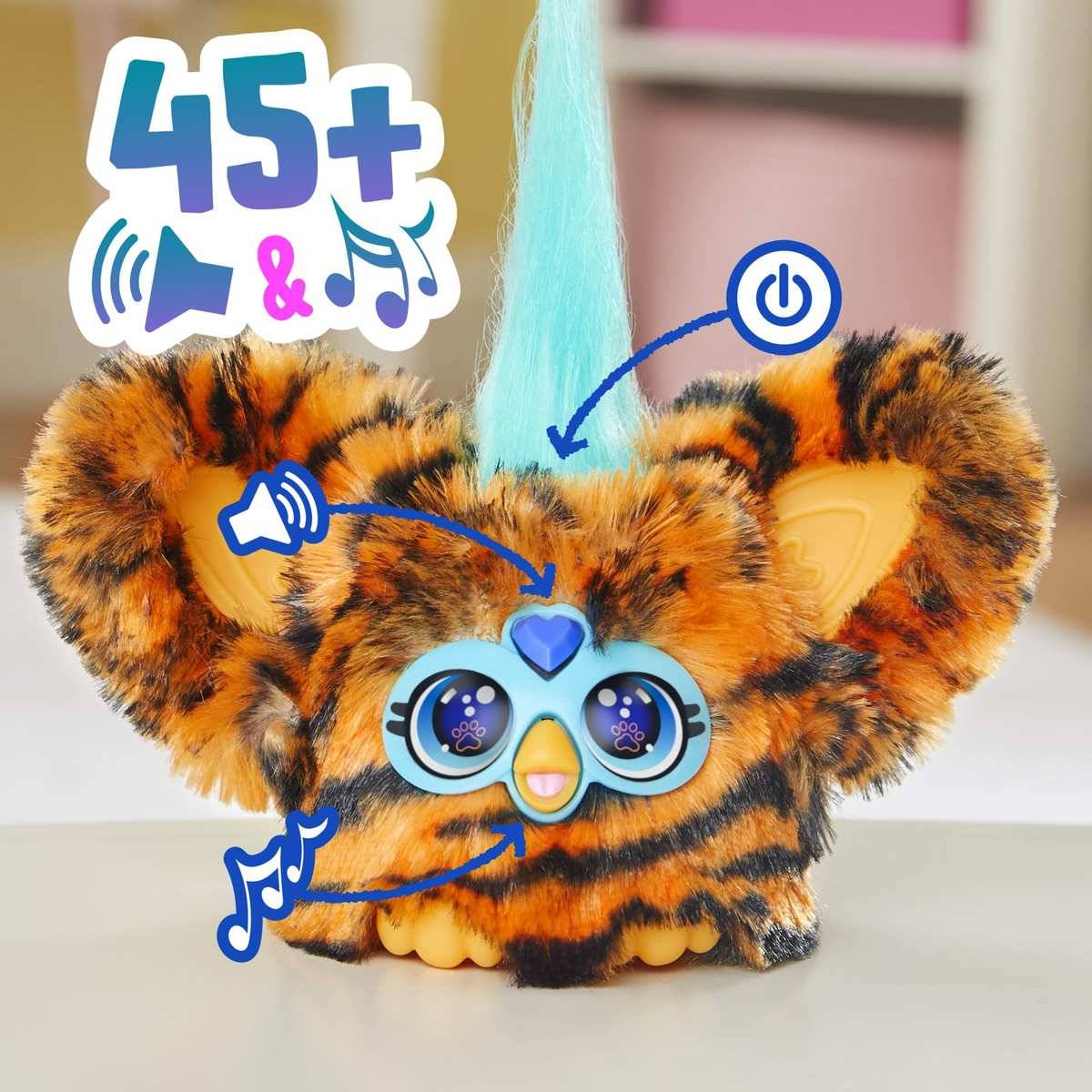 Tiger-gestreiftes Furby-Spielzeug mit großen Ohren und blauem Gesicht, beschriftet mit „45+
